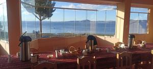een tafel in een kamer met uitzicht op de oceaan bij SUMAQ WASI LLACHON casa de Juana in Llachon