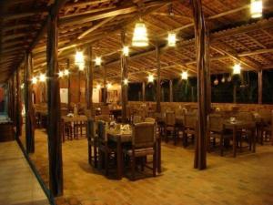 En restaurant eller et andet spisested på Chalé Condomínio Porto dos Lençóis