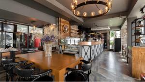 Ο χώρος του lounge ή του μπαρ στο First Hua Hin - Hin Nam