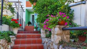 een trap met bloemen en planten bij Apartment Cunski 7951a in Čunski