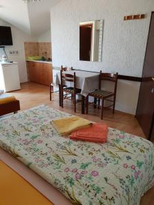 un grande letto in una stanza con tavolo e sedie di Studio Cunski 7951a a Čunski