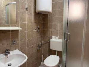 un bagno con un water e un lavandino di Apartment Podaca 11274a a Viškovića Vala