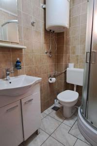 un bagno con un water e un lavandino di Apartment Podaca 11274a a Viškovića Vala