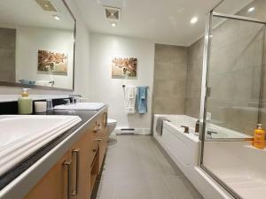 Ένα μπάνιο στο Spacious Modern 3BR Condo at UBC Quiet & Convenient +24 φωτογραφίες