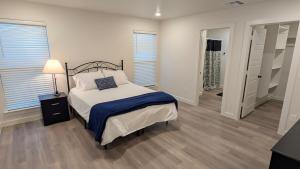 Postel nebo postele na pokoji v ubytování 3BR New Construction Home