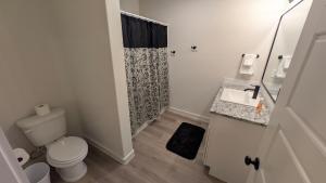 Koupelna v ubytování 3BR New Construction Home + 10 fotografií