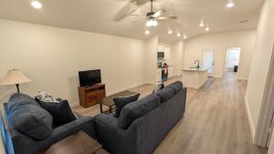 TV a/nebo společenská místnost v ubytování 3BR New Construction Home