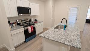 Kuchyň nebo kuchyňský kout v ubytování 3BR New Construction Home