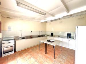 een grote keuken met een tafel in het midden bij Mt Aspiring Holiday Park in Wanaka