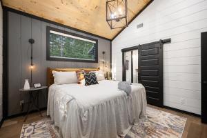 En eller flere senge i et værelse på Slide Creek Retreat + 56 billeder