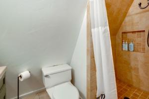 Koupelna v ubytování 4 Mi to Ski Lift Cabin with Hot Tub in Breckenridge + 24 fotografií