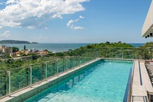 Swimmingpoolen hos eller tæt på Apartamento com Vista Mar e Piscina