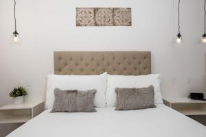 巴拉瑞特的住宿－紐因頓公寓，卧室配有一张带两个枕头的大白色床