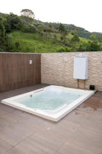 een jacuzzi op een patio bij Casa Alemã Alfredo Wagner SC in Alfredo Wagner