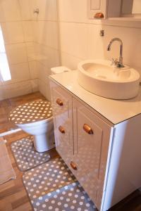 een badkamer met een wastafel en een toilet bij Casa Alemã Alfredo Wagner SC in Alfredo Wagner +8 foto's