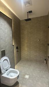 un bagno con wc e doccia di بيتك الثاني a Abha Altre 3 foto