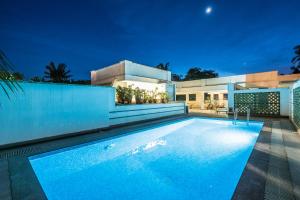 una gran piscina frente a una casa en Tissa's Inn, en Kochi