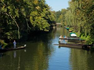 zwei Boote auf einem Fluss mit Menschen darauf in der Unterkunft Spreewald holiday home - Esox in Steinkirchen + 14 Fotos