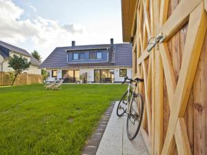 ein Fahrrad, das an der Seite eines Hauses geparkt ist in der Unterkunft Spreewald holiday home - Esox in Steinkirchen