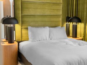 ein Schlafzimmer mit einem großen Bett mit zwei Lampen in der Unterkunft Symons Block Hotel Suite Room 6 in Spokane