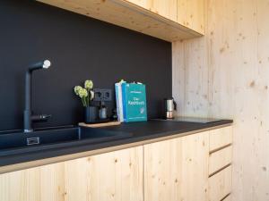 Kuchyň nebo kuchyňský kout v ubytování Holiday home treehouse Weissenhäuser Strand