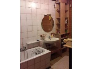 een badkamer met een bad en een wastafel en een ligbad bij Main building Neumühle in Lutzerath