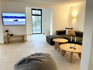 ein Wohnzimmer mit Sofa und Tisch in der Unterkunft Luxury holiday home DS11 in Staberdorf