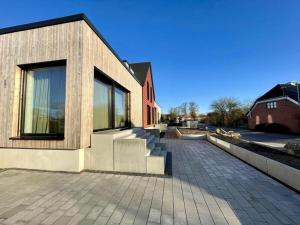 ein Gebäude mit einer Seitentreppe in der Unterkunft Luxury holiday home DS11 in Staberdorf