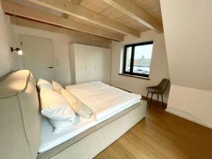 ein weißes Bett in einem Zimmer mit Fenster in der Unterkunft Luxury holiday home DS11 in Staberdorf