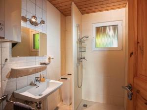 un bagno con lavandino e doccia di Dream holiday apartment Stefan a Geroldsweiler