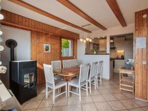 una sala da pranzo con tavolo e sedie e una cucina di Dream holiday apartment Stefan a Geroldsweiler Altre 7 foto