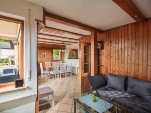 un soggiorno con un divano e un tavolo di Dream holiday apartment Stefan a Geroldsweiler