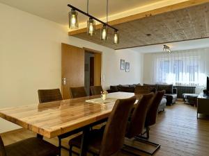 een eetkamer met een grote houten tafel en stoelen bij Dream holiday apartment Kinzig-Chalet in Schenkenzell