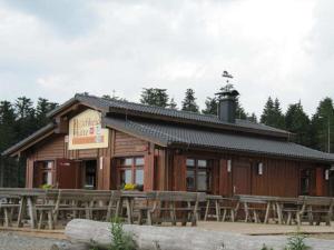een gebouw met houten tafels en banken ervoor bij Wittmar in Medebach Sauerland in Medebach +17 foto's