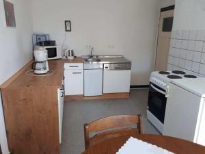 een keuken met witte apparatuur en een houten aanrecht bij Wittmar in Medebach Sauerland in Medebach