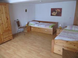 een slaapkamer met twee bedden en een stoel erin bij Wittmar in Medebach Sauerland in Medebach
