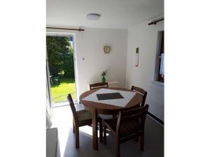 een eetkamer met een tafel en stoelen en een raam bij Wittmar in Medebach Sauerland in Medebach