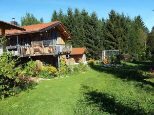 En have udenfor Holiday home Ammergau Alps
