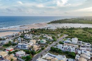 een luchtzicht op een stad en het strand bij Casa c/ Piscina e 6 Quartos PJE0001 in Barra de Jacuípe