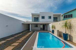 een villa met zwembad voor een huis bij Casa c/ Piscina e 6 Quartos PJE0001 in Barra de Jacuípe