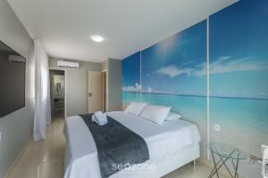 een slaapkamer met een bed met uitzicht op de oceaan bij Casa c/ Piscina e 6 Quartos PJE0001 in Barra de Jacuípe +38 foto's