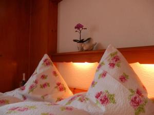 En eller flere senge i et værelse på Holiday apartment with 1 bedroom