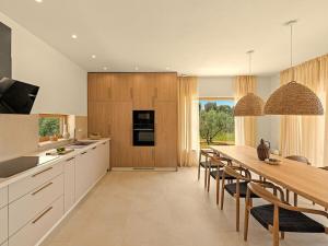 een grote keuken met een lange houten tafel en stoelen bij Villa Casa Del Oro in Vrsar