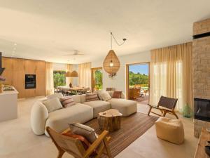 een woonkamer met een bank en een tafel bij Villa Casa Del Oro in Vrsar