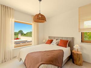 een slaapkamer met een bed en een groot raam bij Villa Casa Del Oro in Vrsar +31 foto's