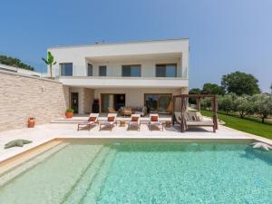 een villa met zwembad voor een huis bij Villa Casa Del Oro in Vrsar