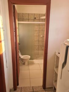 um banheiro com vaso sanitário e chuveiro em Pousada Bertioga em Bertioga