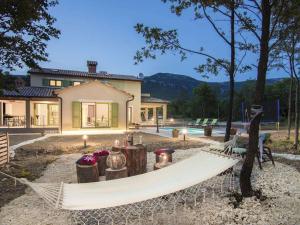 Nespecifikovaný výhled na hory nebo výhled na hory při pohledu z vily