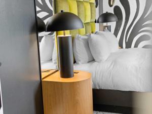 Postel nebo postele na pokoji v ubytování Symons Block Suite 8