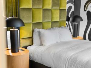 Postel nebo postele na pokoji v ubytování Symons Block Suite 8